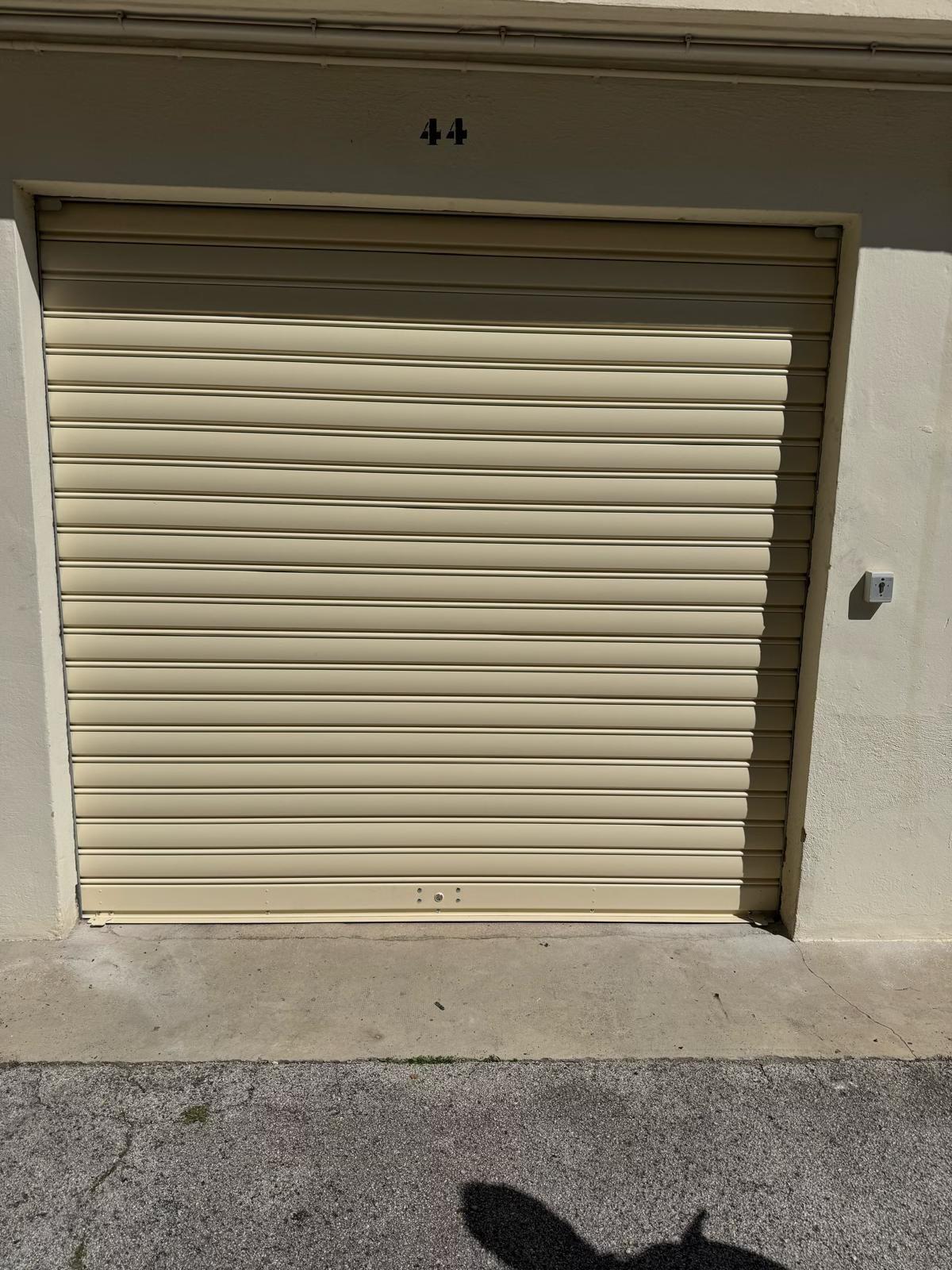 RIDEAU MÉTALLIQUE SÉCURISÉ