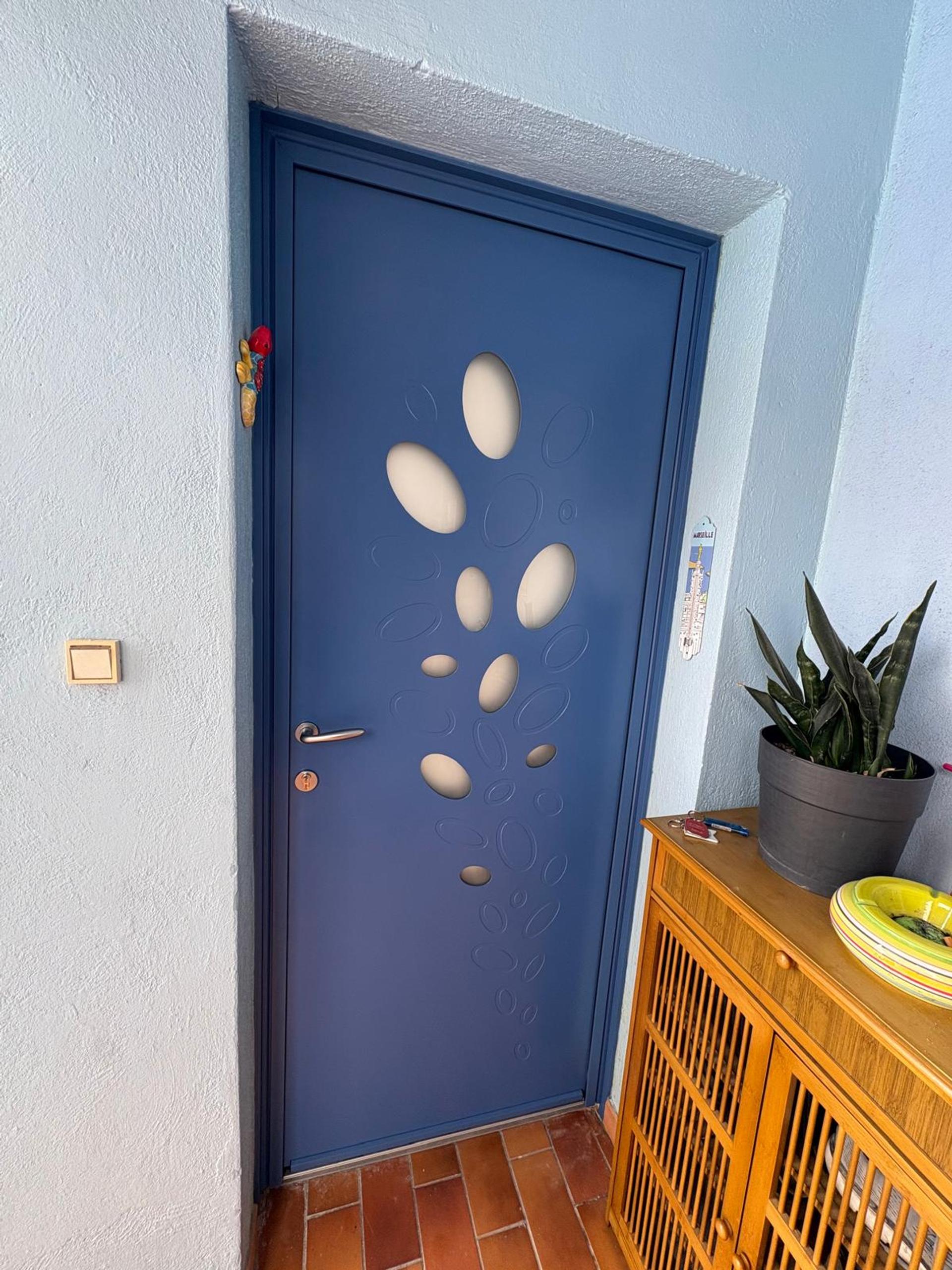 Porte d'entrée aluminium avec intérieur bois et vitrage décoratif