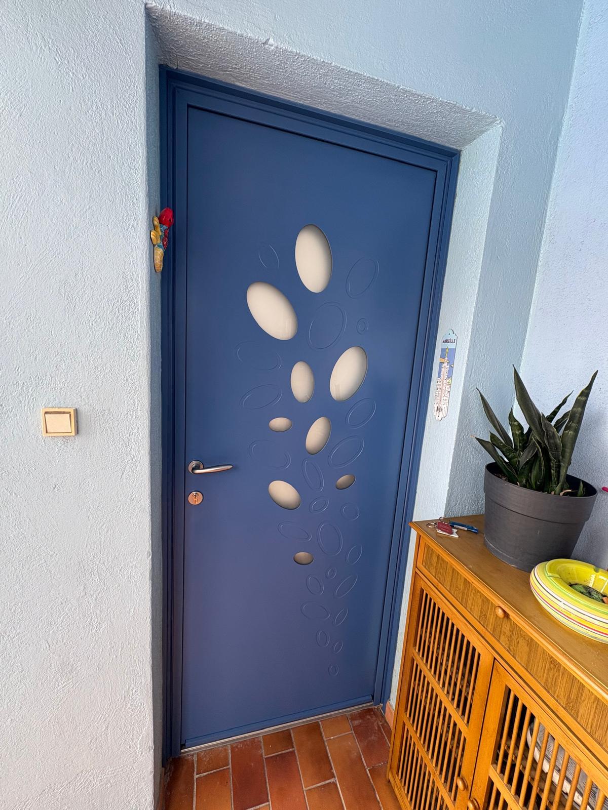 Porte d'entrée aluminium avec intérieur bois et vitrage décoratif