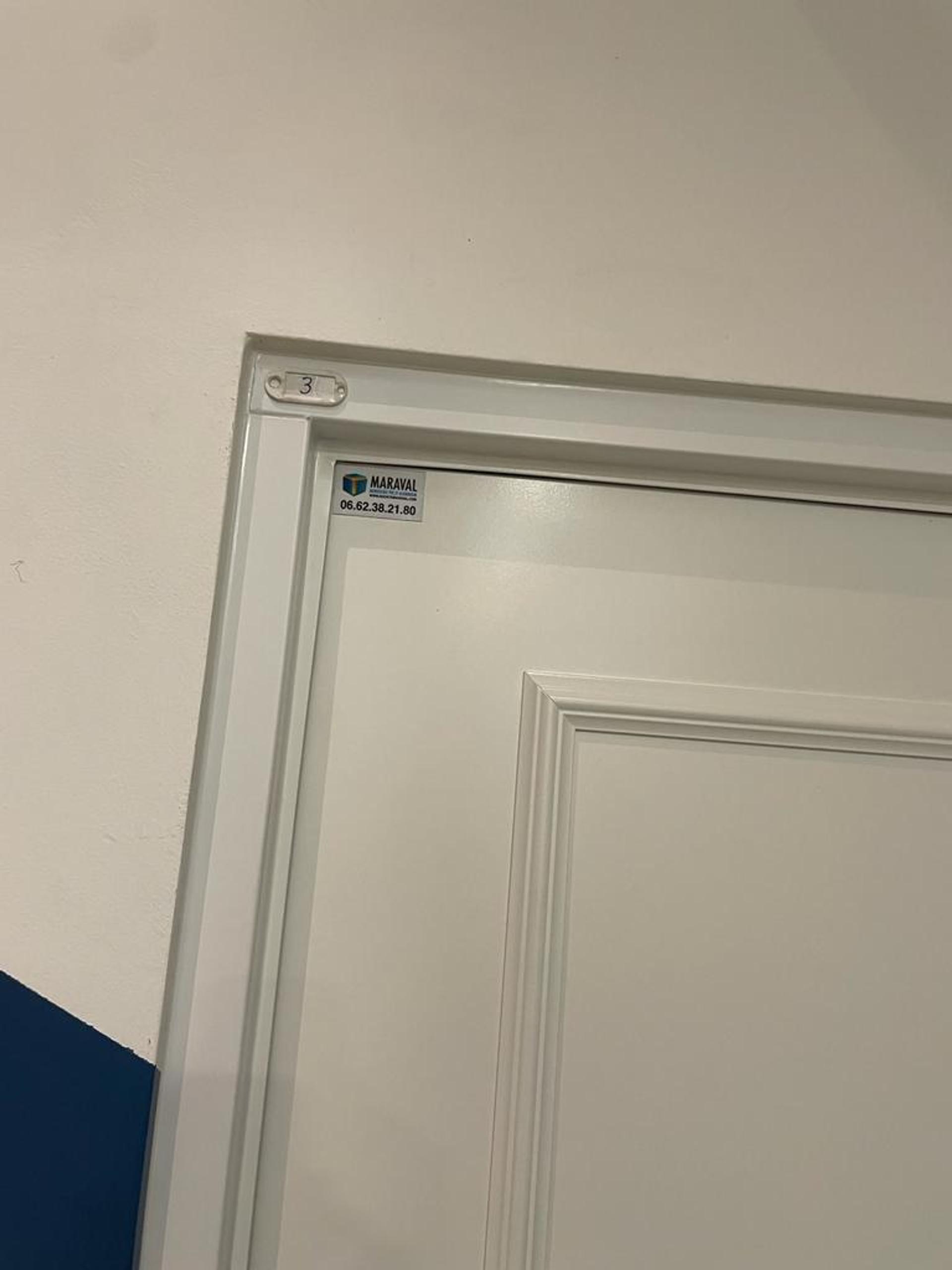 PORTE AVEC MOULURE EXTERIEUR miniature 3