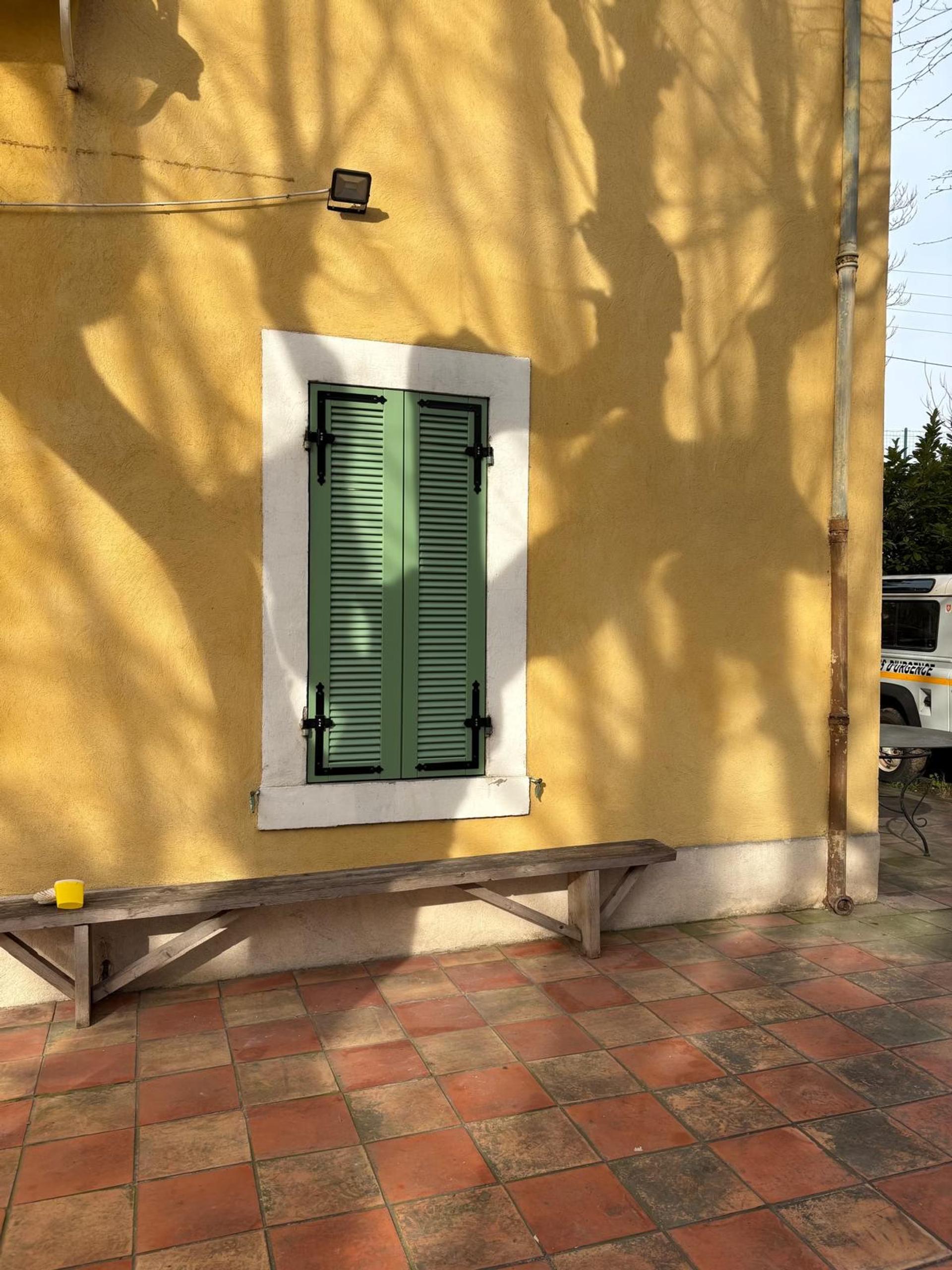 VOLET BATTANT BOIS EXOTIQUE miniature 2