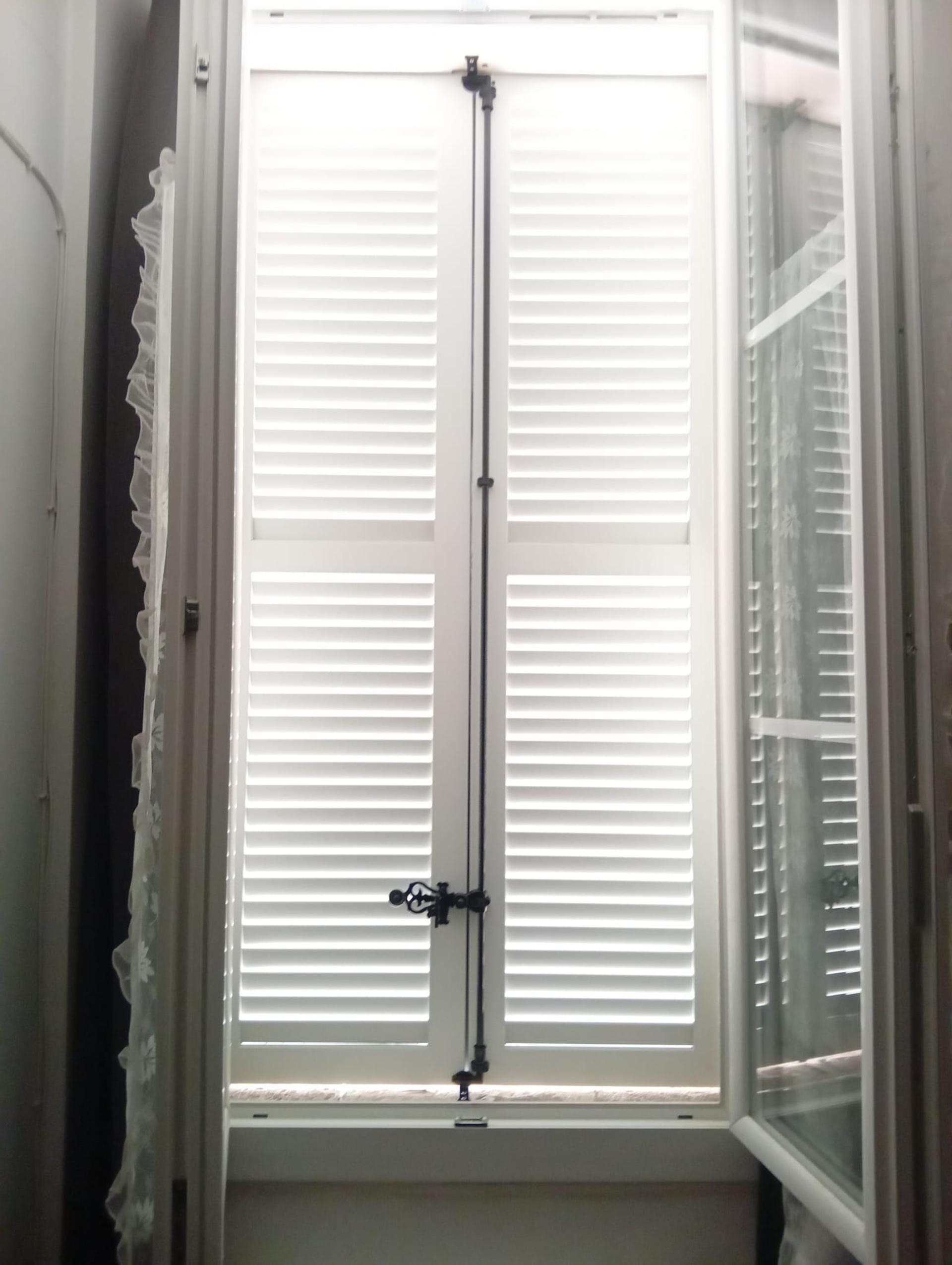 Volet battant aluminium gris