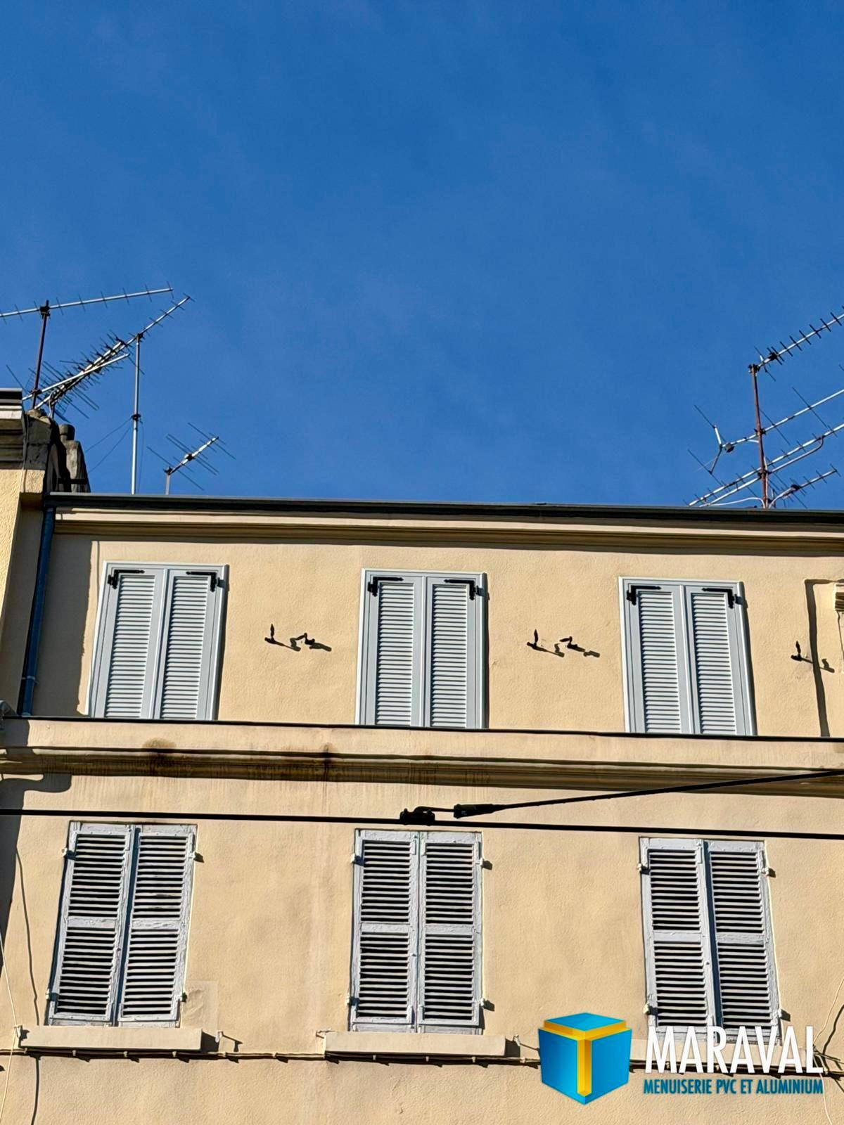 Volet Battant Aluminium Gris Marseillais - Élégance & Durabilité