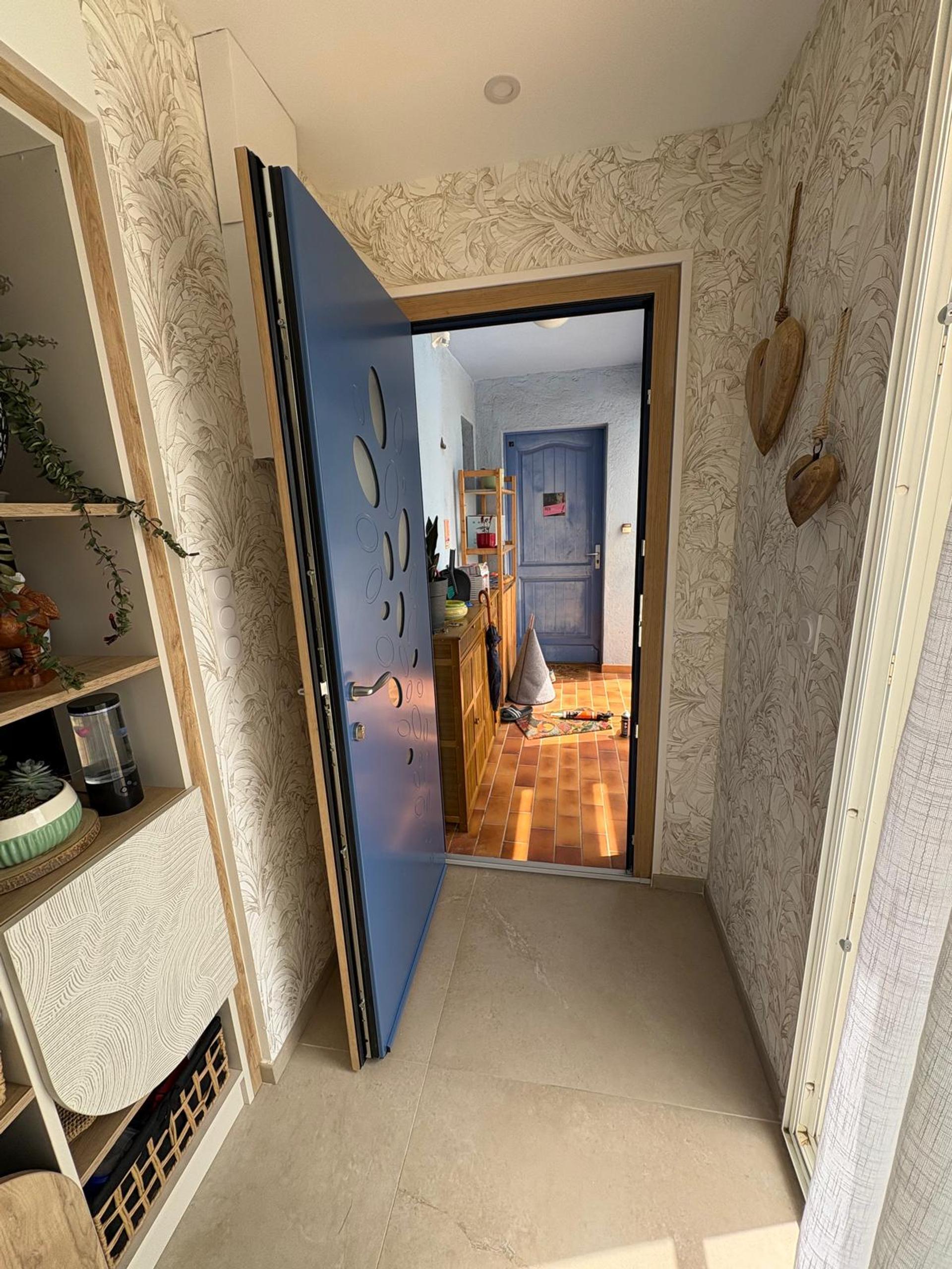Porte d'entrée aluminium avec intérieur bois et vitrage décoratif miniature 2