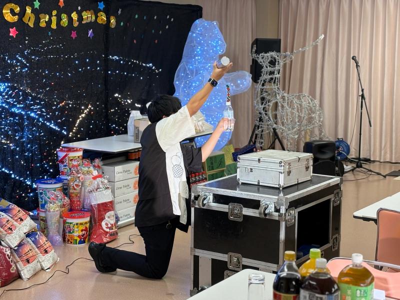 見事ペットボトルにサイコロを積み上げたTaka