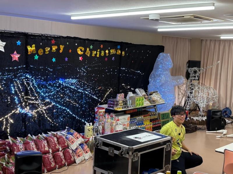 クリスマスの装飾で彩られたパフォーマンススペース