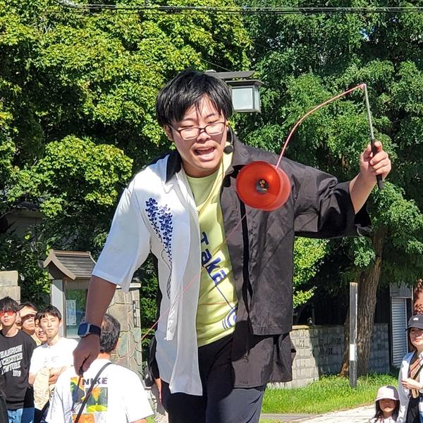 ディアボロ（中国ゴマ）を操るTakaの写真