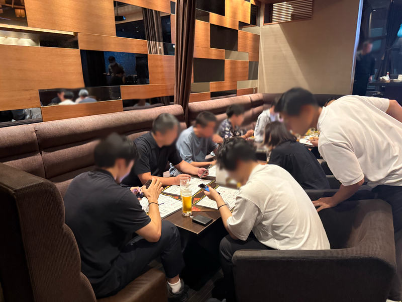 チームごとに謎解きをしている様子