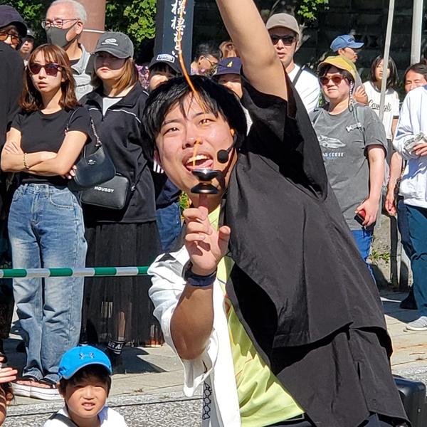 ヨーヨーを操るTakaの写真