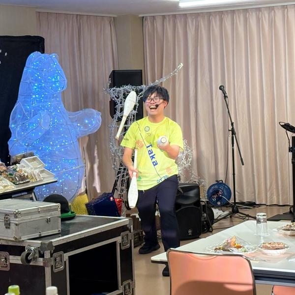 ジャグリングをするTaka