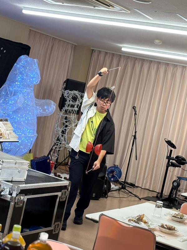 ディアボロ(中国ゴマ)を披露するTaka