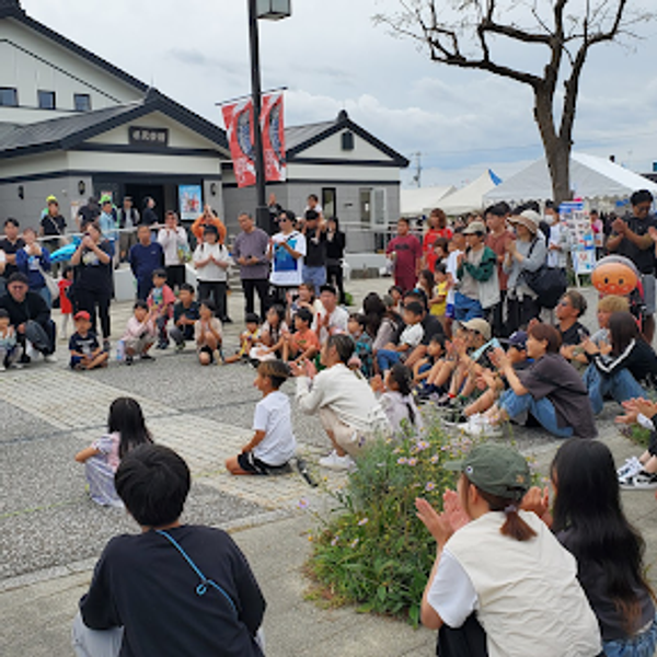 多くの観客に見守られながらバランス芸を披露する千里の写真