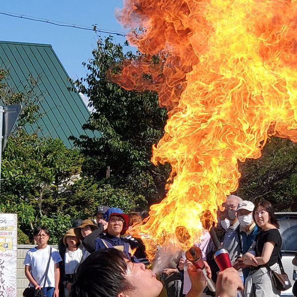 ダイナミックに火を吹くTakaの写真