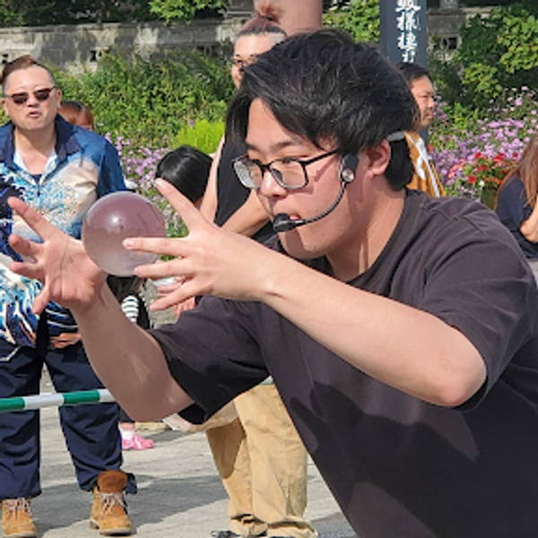 水晶玉を浮かせて見せる千里の写真