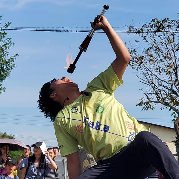 火飲みを披露するTakaの写真