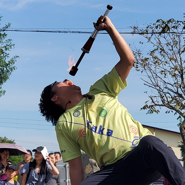 火飲みを披露するTakaの写真