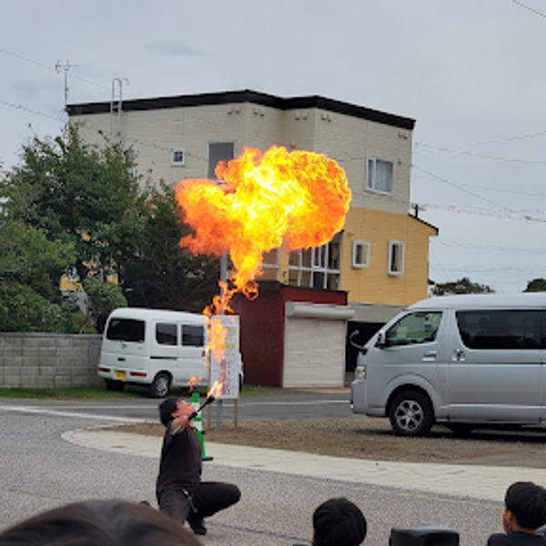 クライマックスで火吹きを披露する千里の写真