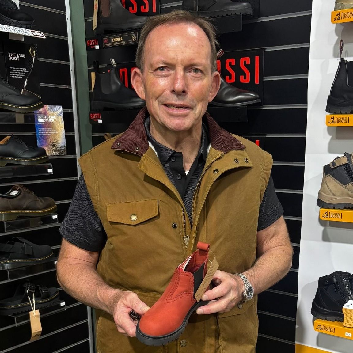 Little boots, big attention.

Tony Abbott spotted checking out the Ros...

@hontonyabbott 

#RossiBoots