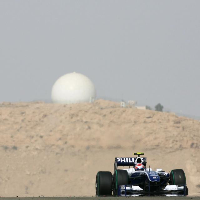 Kazuki Nakajima weaves through the desert sands of Bahrain - 2009