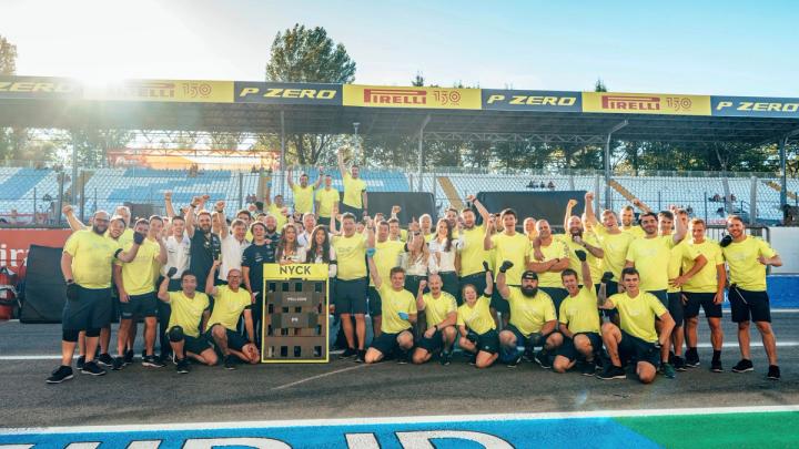 The Williams Racing team and Nyck de Vries celebrate P9 and points after the 2022 Italian Grand Prix