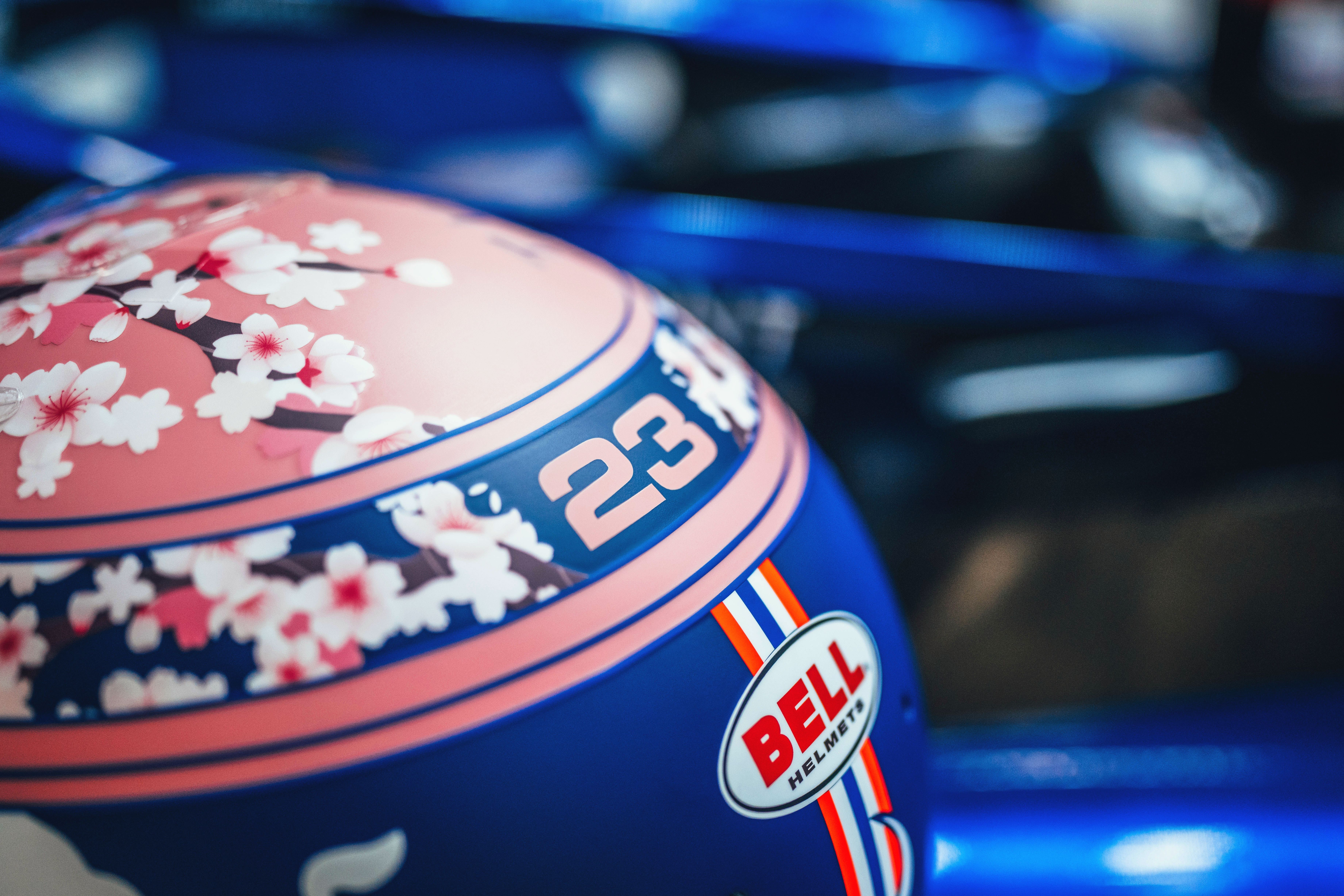 In Photos: Alex Albon's Sakura-inspired helmet for Suzuka