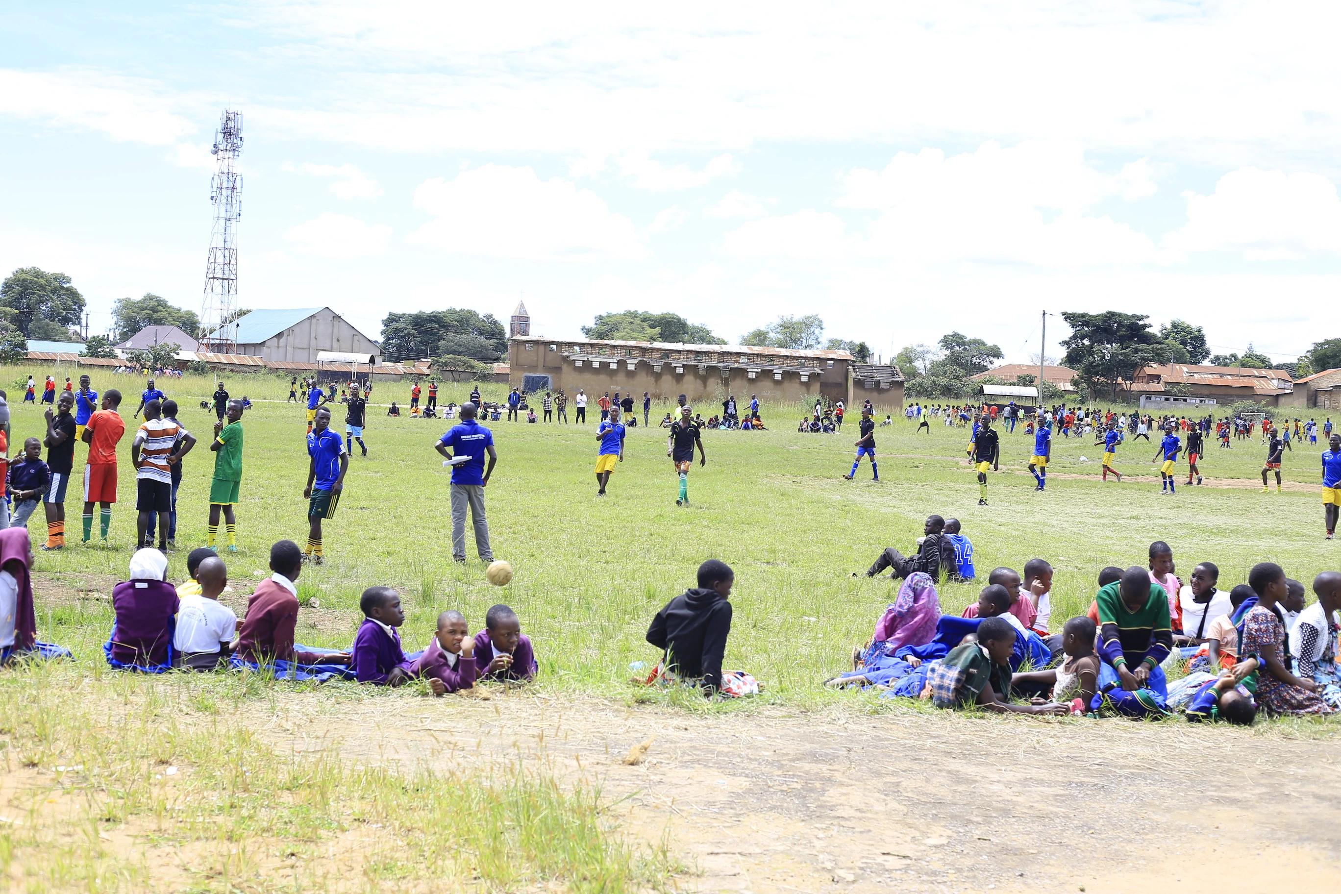 Spectators and players on the field during a SMAGAYOCO match
