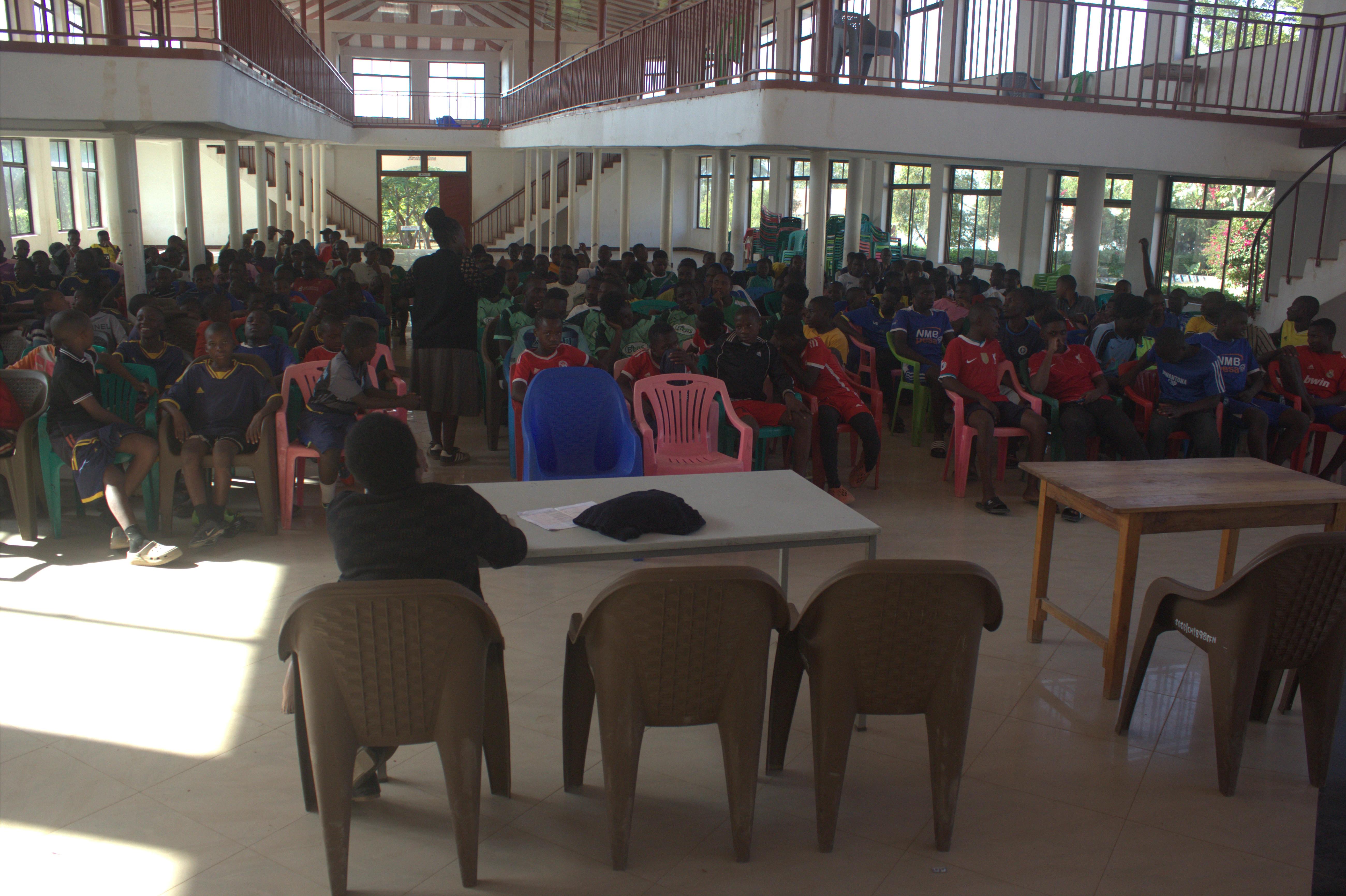Wide view of a two-storey hall packed with teams for the SMAGAYOCO briefing