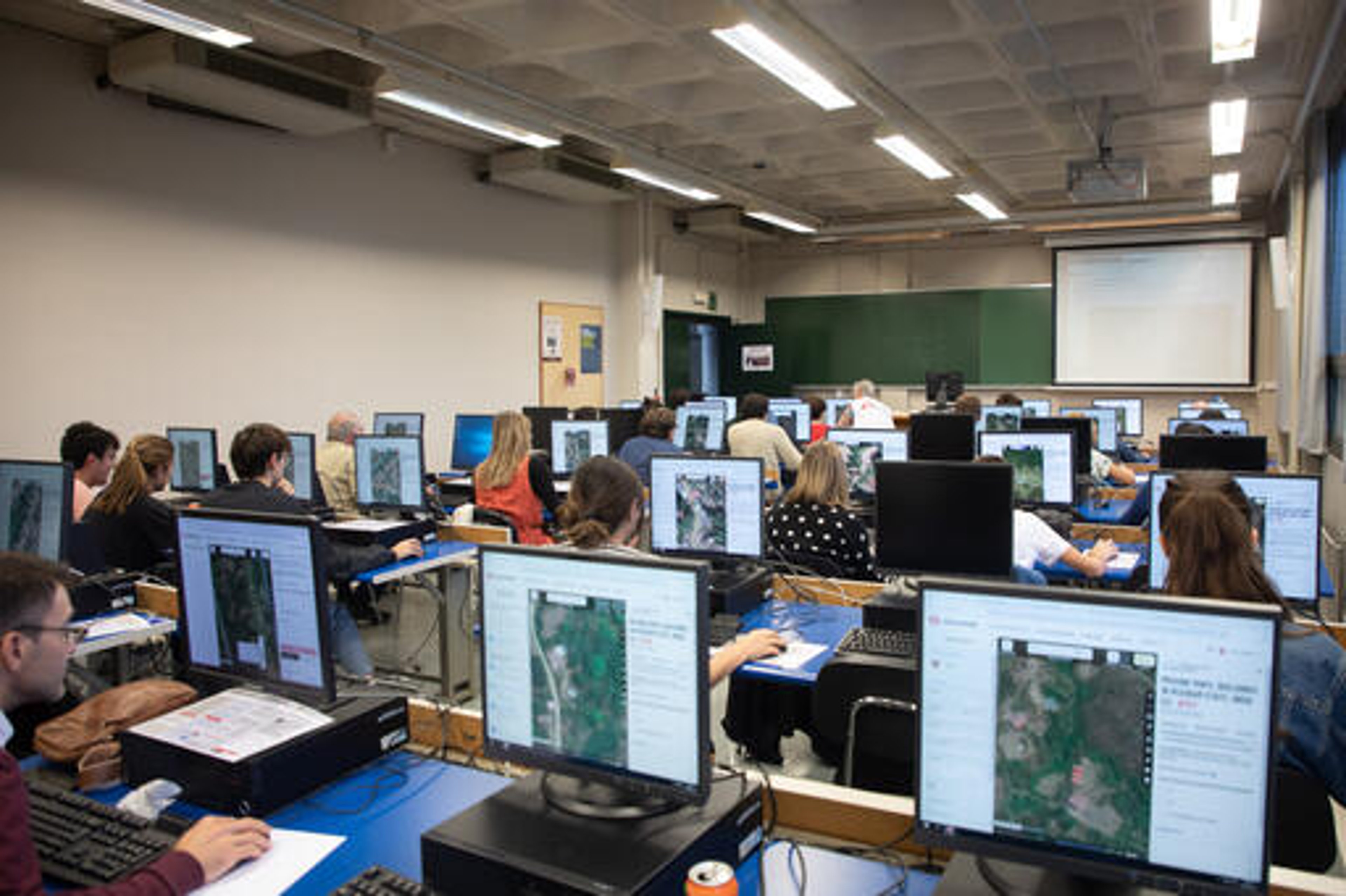 MSF organized a mapathon together with the Public University of Navarre in Pamplona on 30 September 2022. The 34 volunteers who participated managed to map 7,032 buildings and 135 kilometers of roads in support of MSF operations