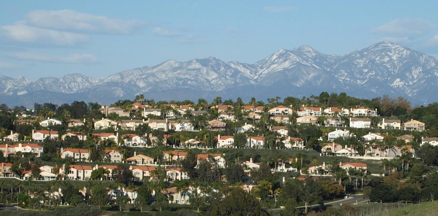 Rows of houses on terraced hillsides in Laguna Niguel, with the Santa Ana Mountains behind. Each terrace is a separate loop of road.