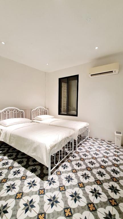Stewart Hotel twin room with patterned floor