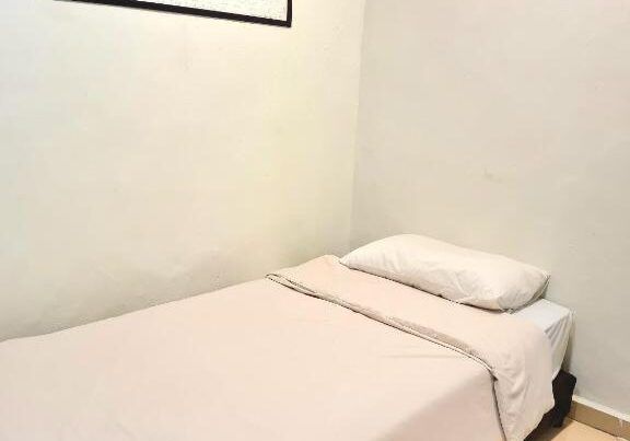 Pine Lodge single room with private bathroom