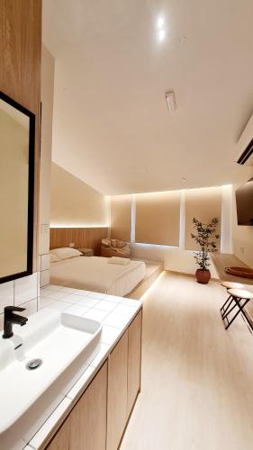 Kazuki room with integrated vanity and heritage windows
