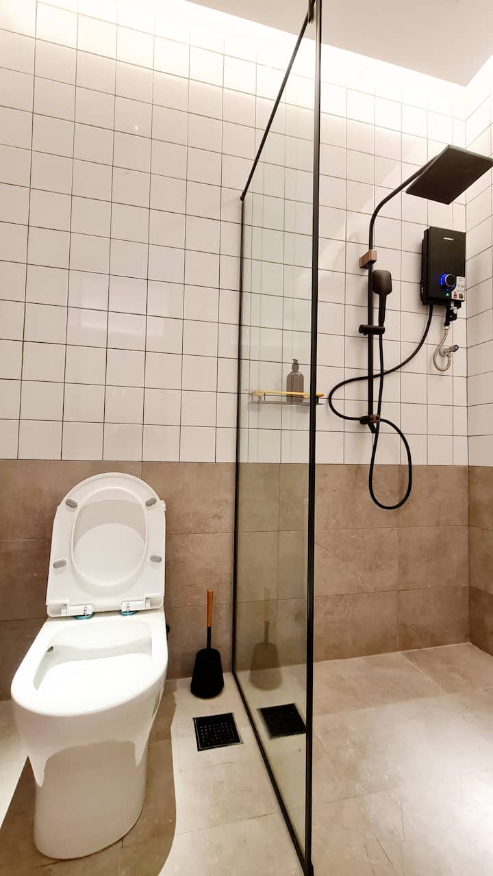 Kazuki twin room bathroom with white tiles and glass partition