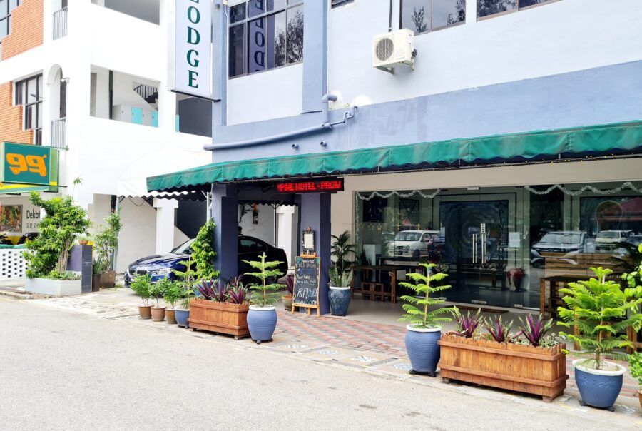 Pine Lodge entrance and arrival view