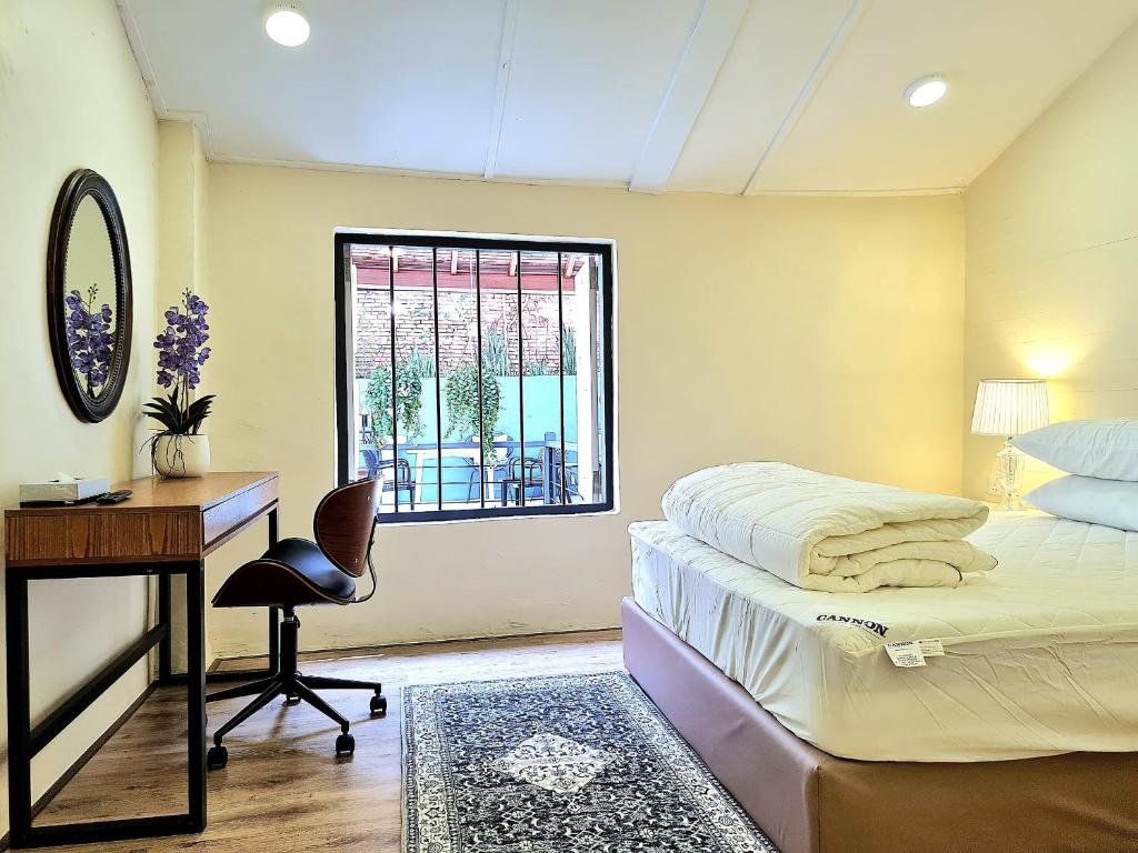 Stewart Hotel double room with desk and window