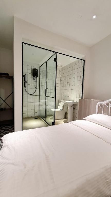 Stewart Hotel large-bed room with shower view