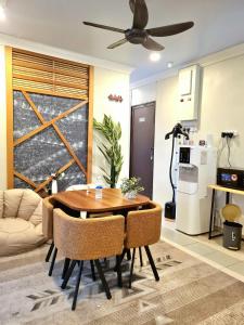 Pine Lodge family suite reference image with dining area