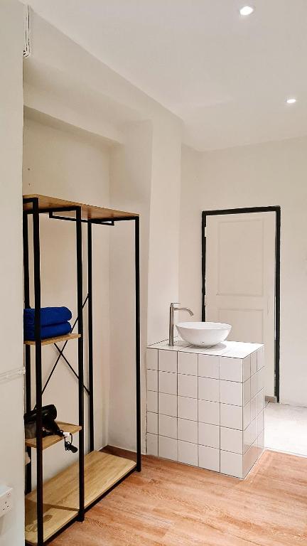 Stewart Hotel private bathroom mirror and sink