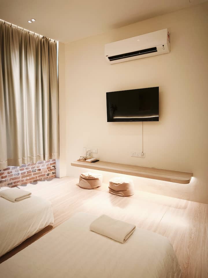 Kazuki twin room TV angle with brick wall and slippers
