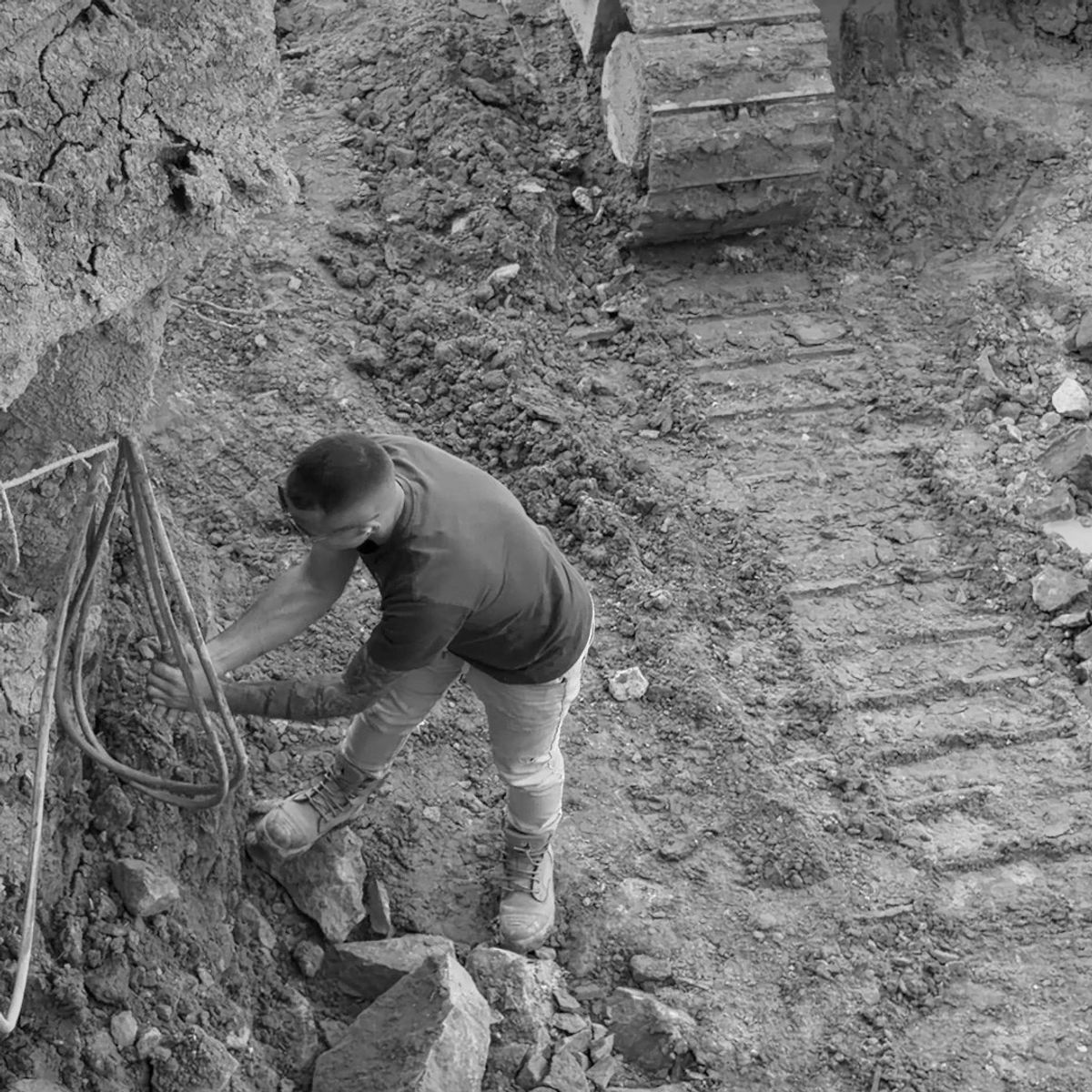 A worker guiding reinforcement steel in the excavation at Kiora