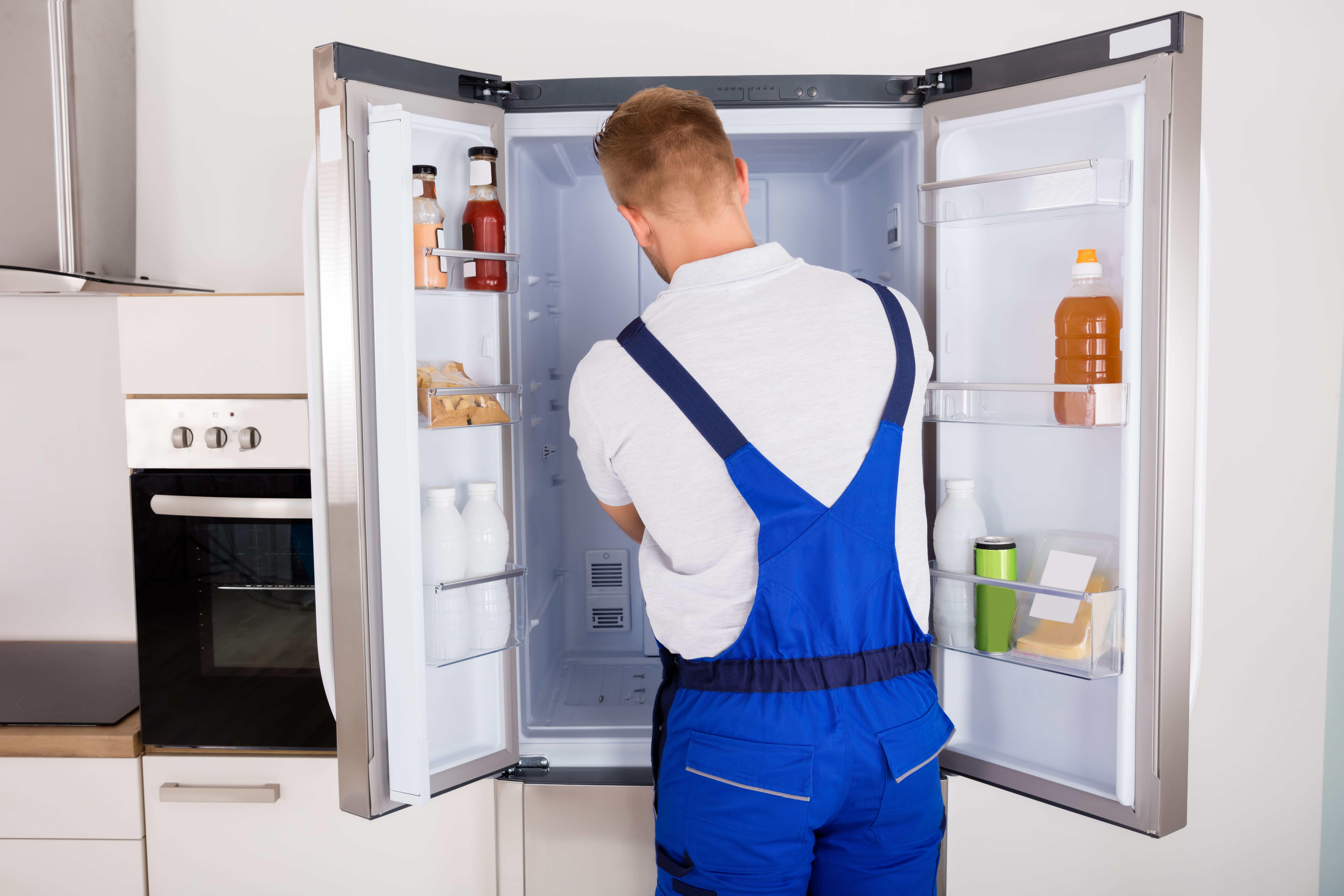 Почему холодильник часто. Мастер холодильников. Бытовые холодильники. Ремонтирует холодильник. Мастер по ремонту холодильников.