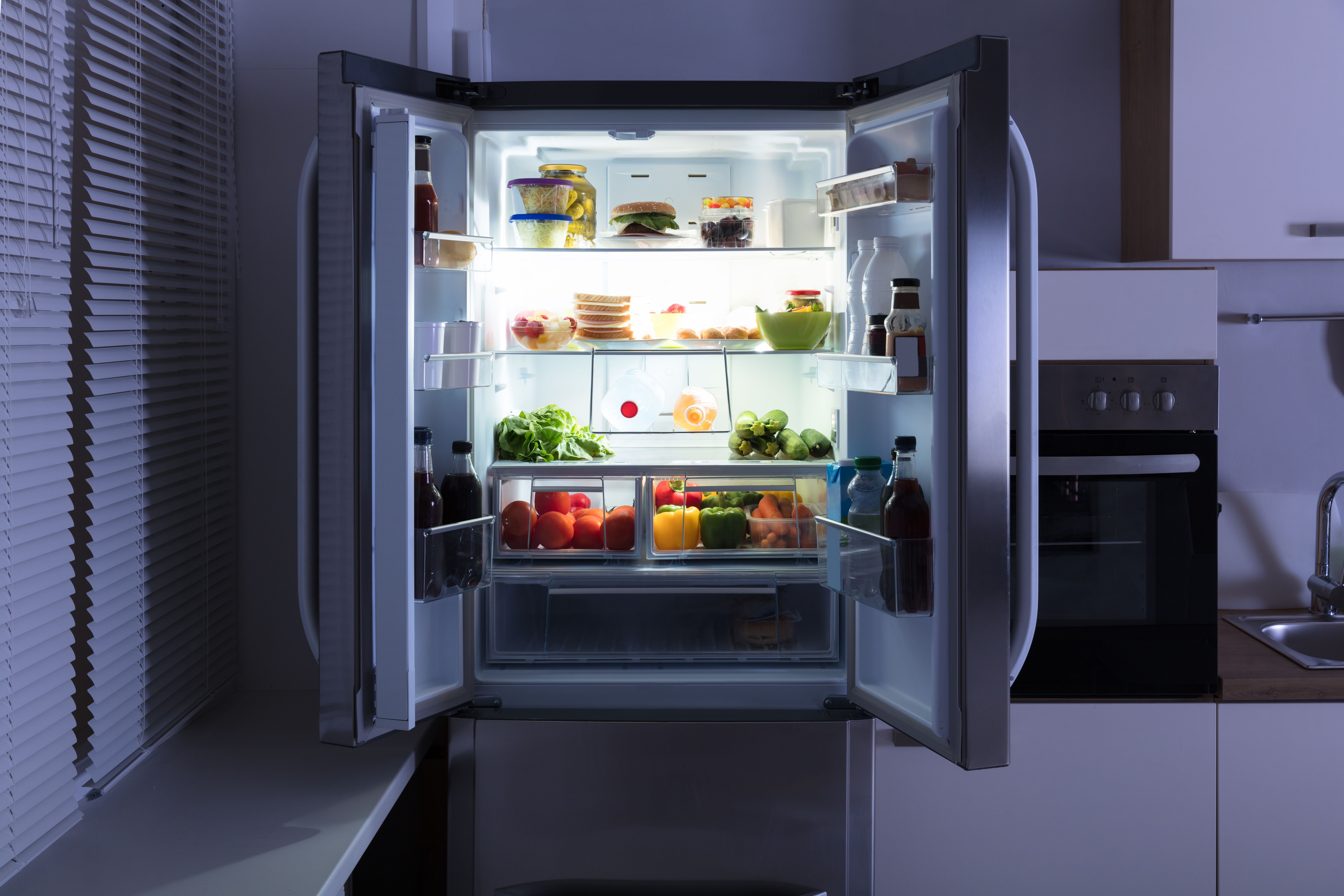Почему в домашние холодильники. Холодильник Northland Refrigerator 60 SS.. Холодильник многодверный Liebherr CBNBE 6256. Холодильник с открытой дверцей.