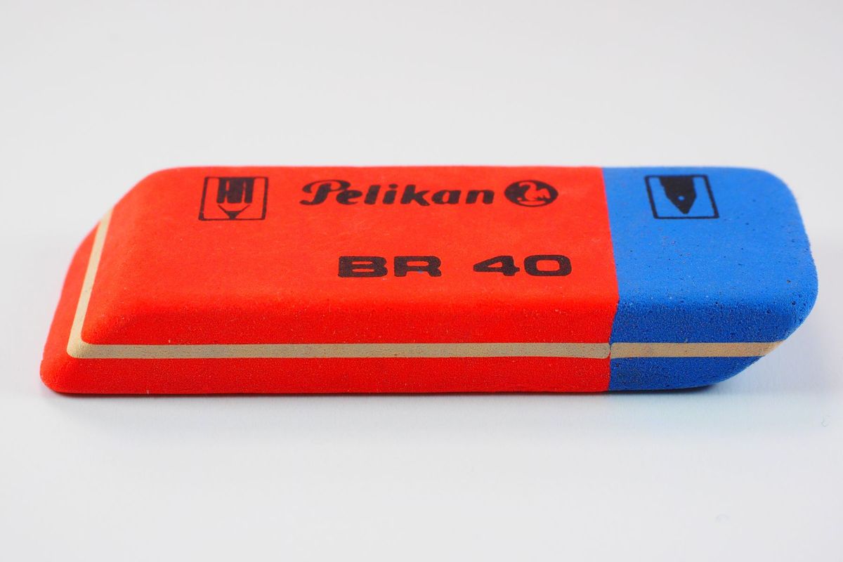 Gomme bicolore rouge et bleue pour effacer les erreurs de crayon et de stylo