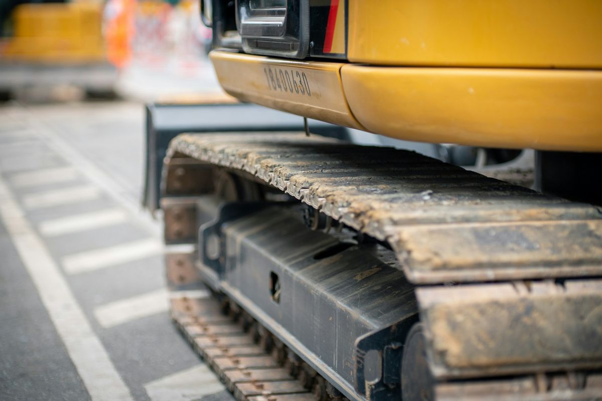 Rails de chemin de fer jaunes et noirs sur une voie ferrée