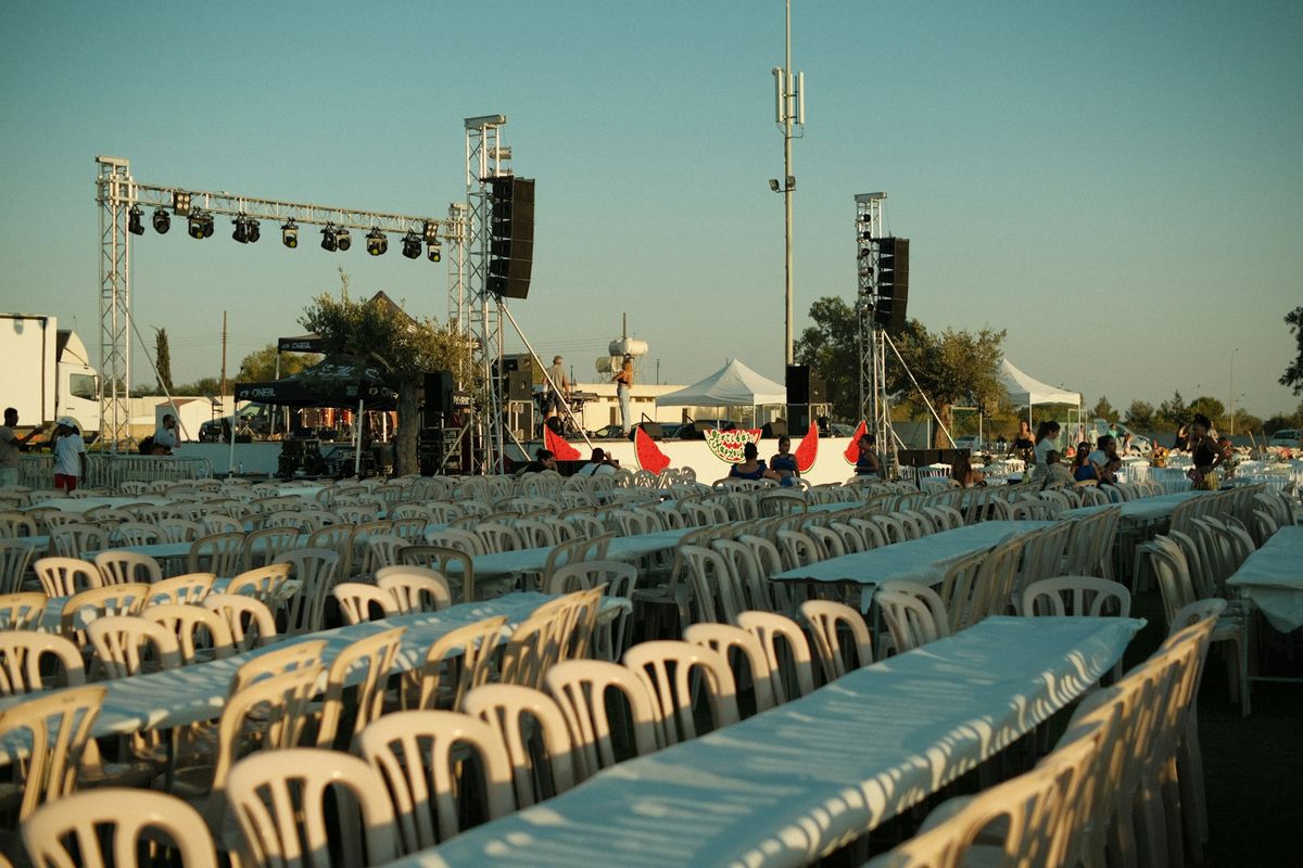 Tables et chaises alignées en rangées pour un événement en plein air