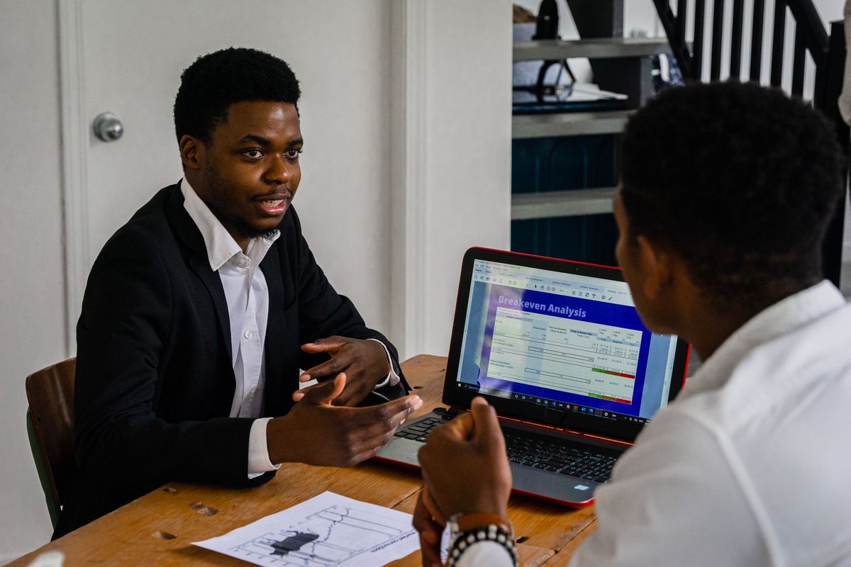 Deux professionnels analysent des données financières sur écran pour optimiser leur stratégie opérationnelle