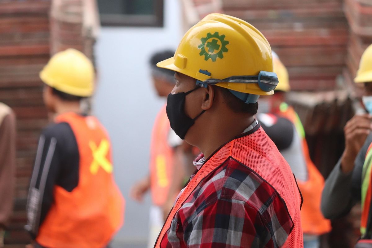 Ouvrier du bâtiment portant un casque de protection jaune sur un chantier de construction