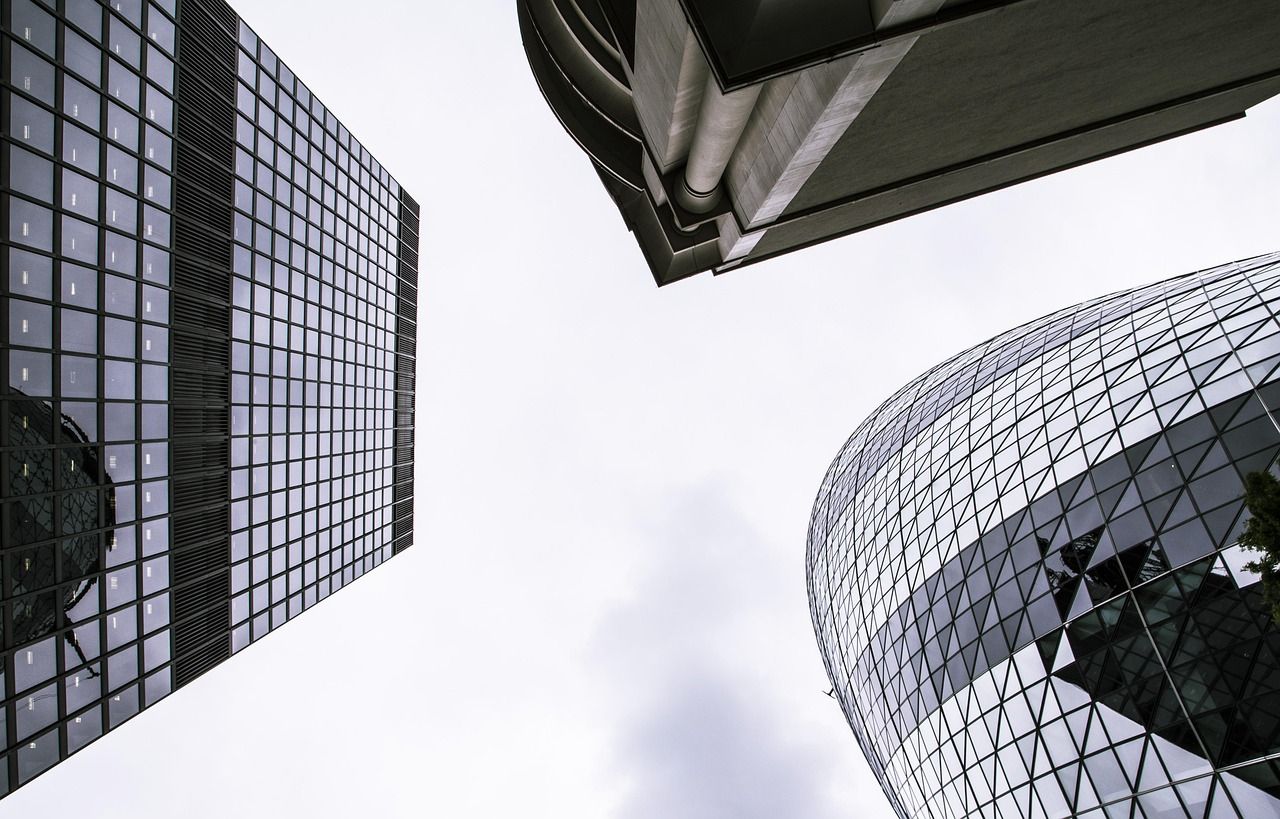 Façades de gratte-ciels modernes en verre et acier dans un paysage urbain dense