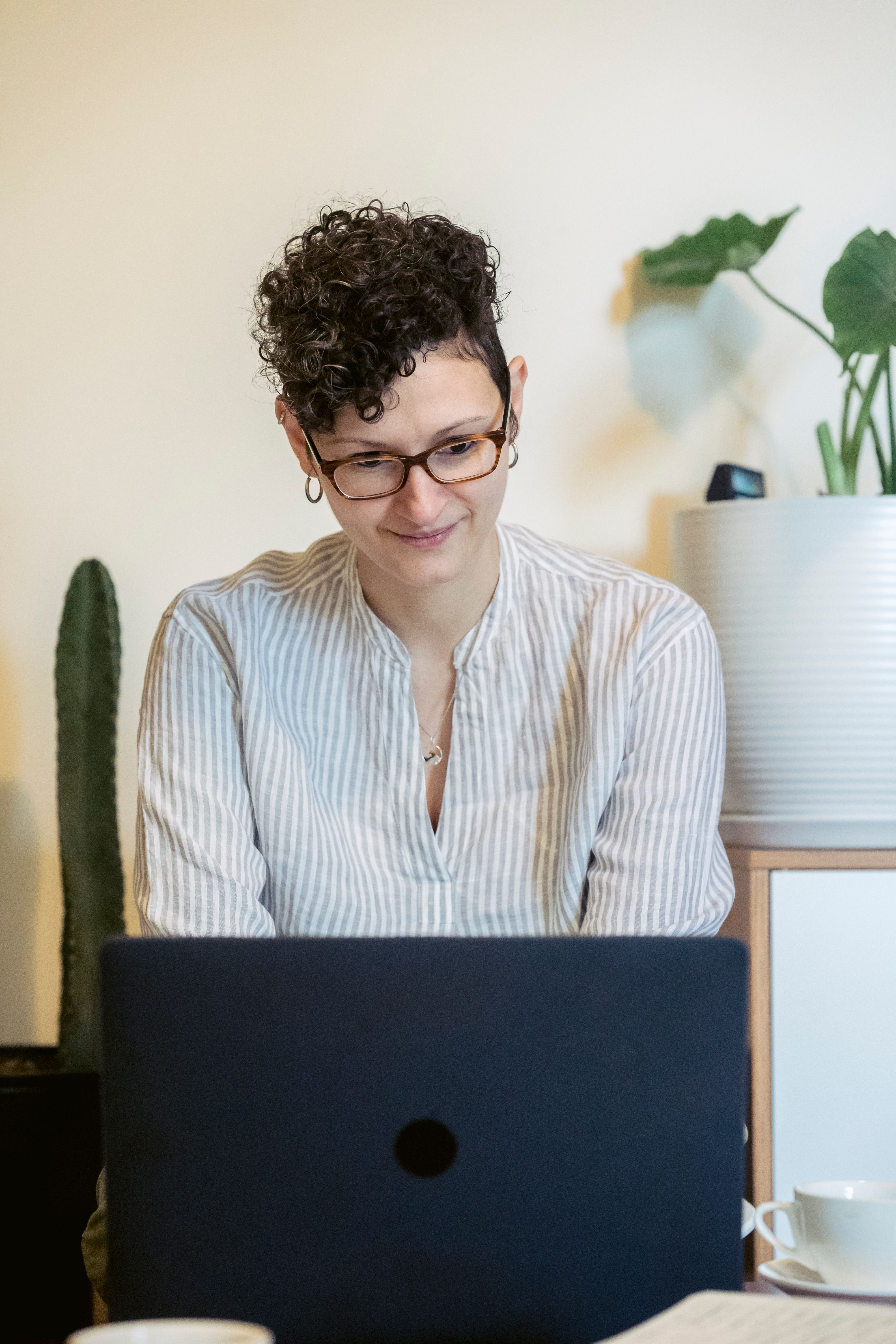 Une ingénieure freelance travaillant en télétravail