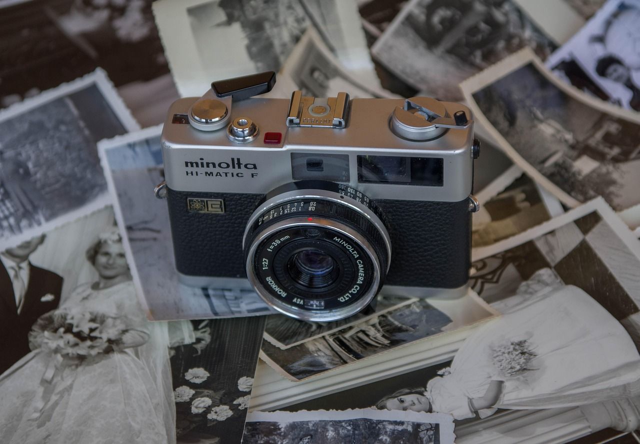 Photographe professionnel développant des pellicules en chambre noire